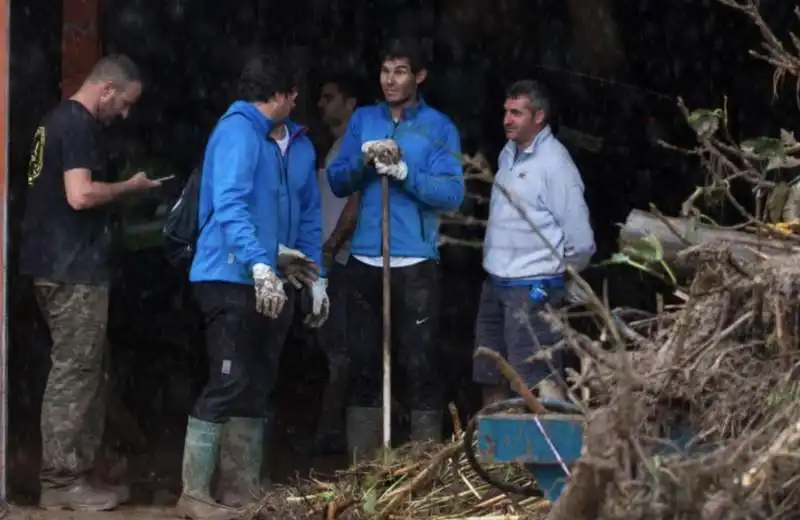 nadal spala fango dopo l'alluvione di maiorca 2