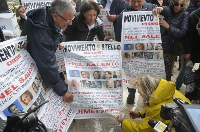 no tap bruciano le foto dei parlamentari m5s 5