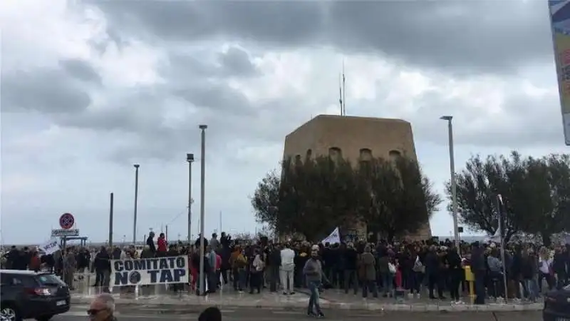 no tap bruciano le foto dei parlamentari m5s 6