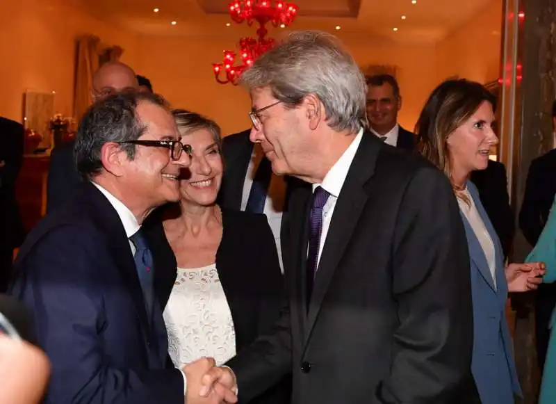 paolo gentiloni saluta giovanni tria (1)