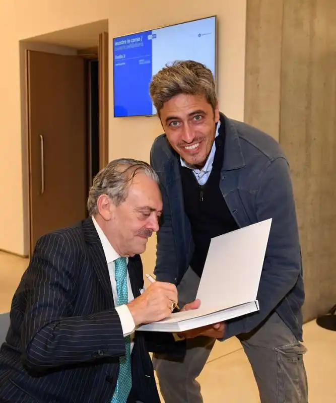 rino barillari autografa il libro a pif