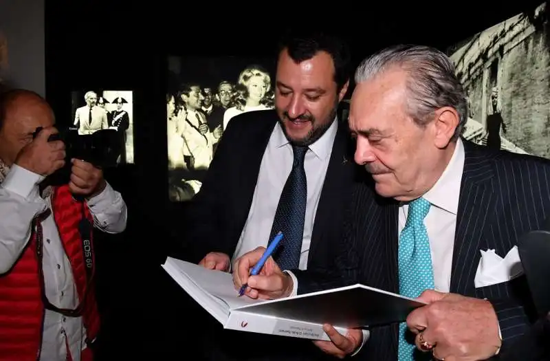 rino barillari autografa il libro con le foto della mostra al ministro salvini (1)