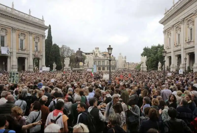 roma dice basta la manifestazione al campidoglio contro la raggi 10