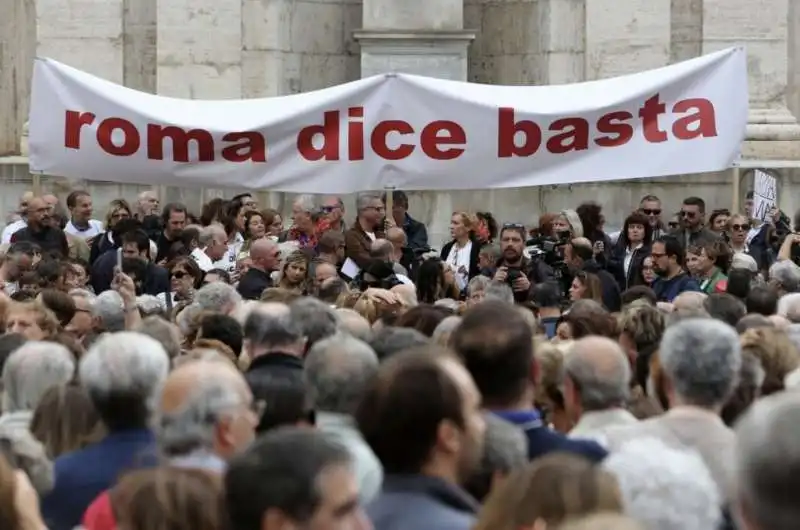 roma dice basta la manifestazione al campidoglio contro la raggi 11