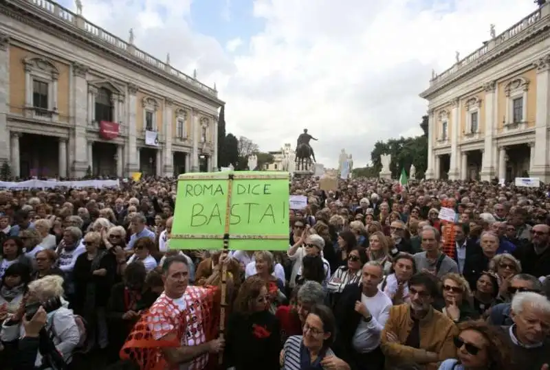 roma dice basta la manifestazione al campidoglio contro la raggi 12