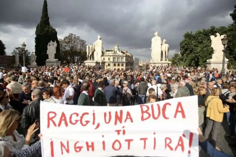 roma dice basta la manifestazione al campidoglio contro la raggi 5