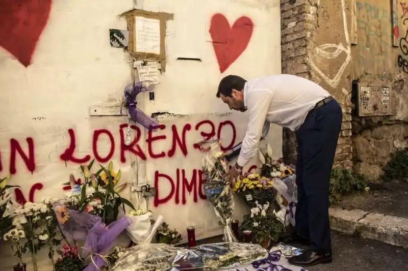 salvini depone una rosa per desiree, la 16enne morta a san lorenzo 6