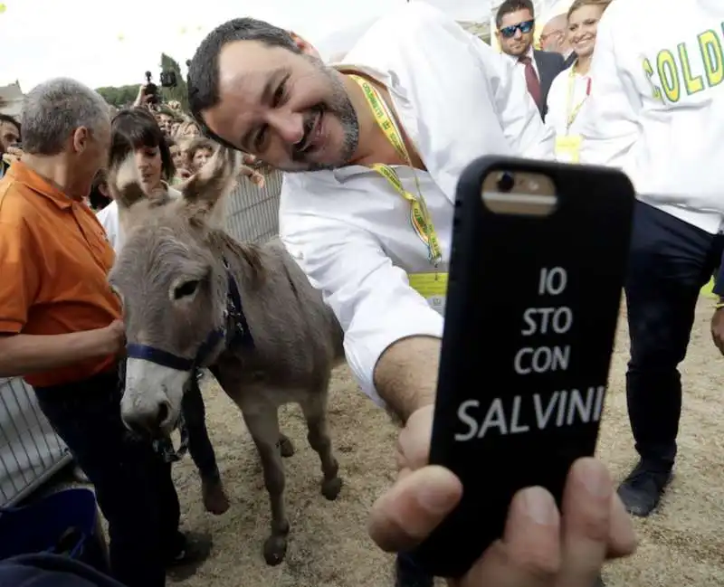 SALVINI SELFIE CON L'ASINO