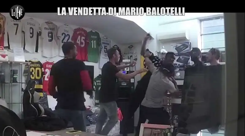 scherzo di balotelli al fratello 5