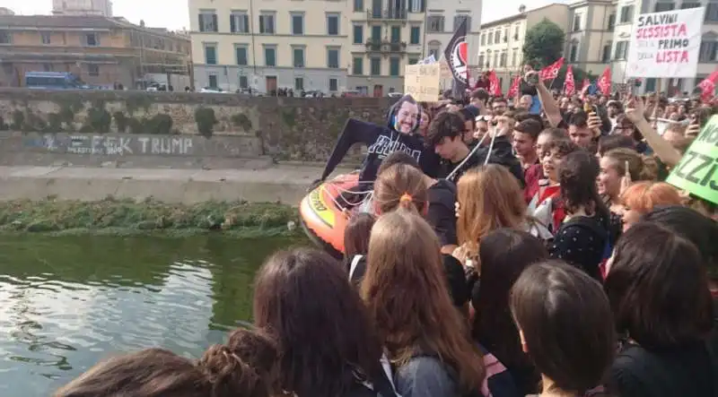 studenti gettano fantoccio di salvini in arno 4