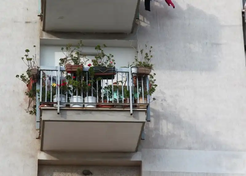 taranto uomo getta figlia dal balcone