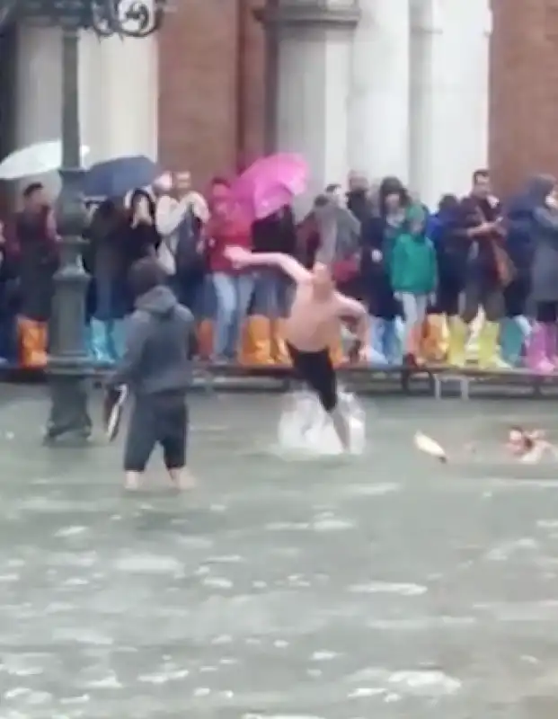 venezia tuffi piazza san marco