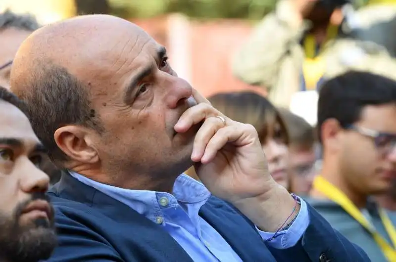 zingaretti ascolta l intervento di gentiloni (2)