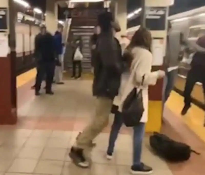 aggressione in metropolitana a brooklyn 1