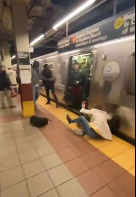 aggressione in metropolitana a brooklyn 4