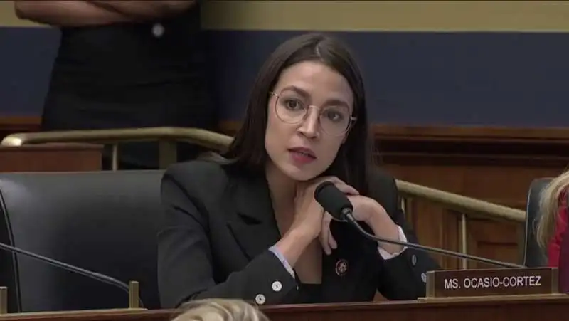 alexandria ocasio cortez si cucina zuckerberg al congresso 5