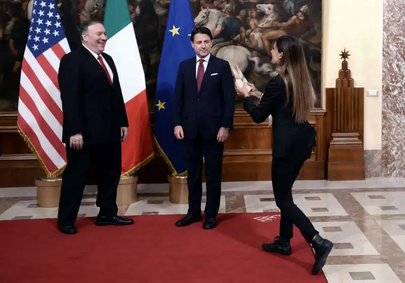 alice martinelli da' un pezzo di parmigiano a mike pompeo e giuseppe conte la fulmina