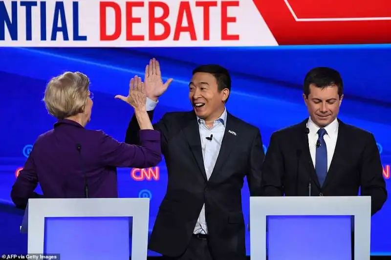 andrew yang tra elizabeth warren e pete buttigieg