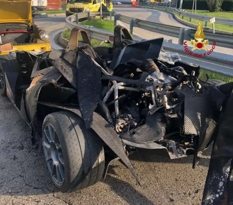 auto da corsa in fiamme 3