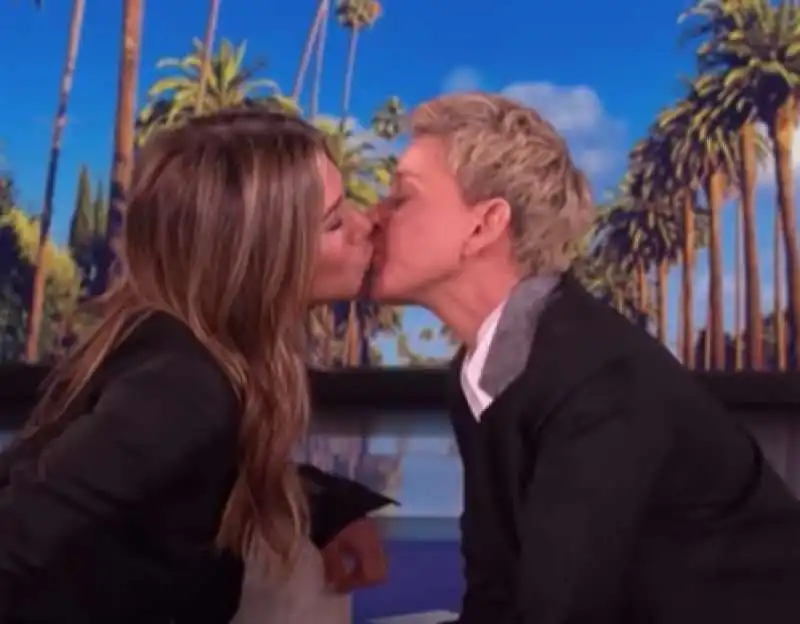 bacio tra ellen degeneres e jennifer aniston 11