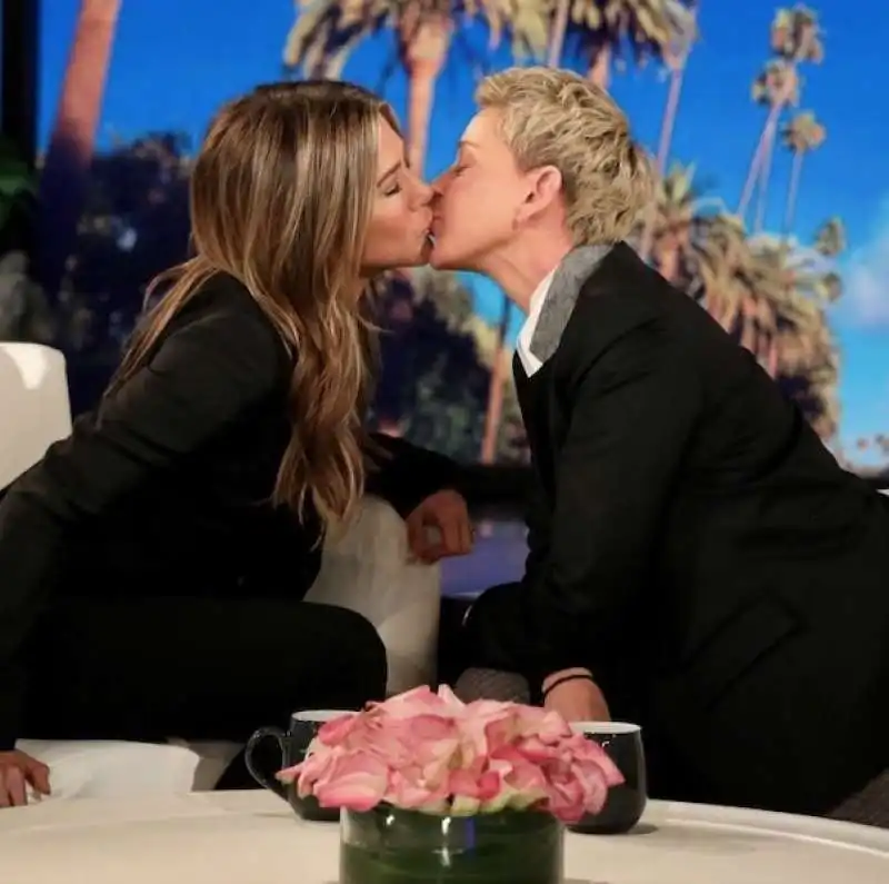 bacio tra ellen degeneres e jennifer aniston 14