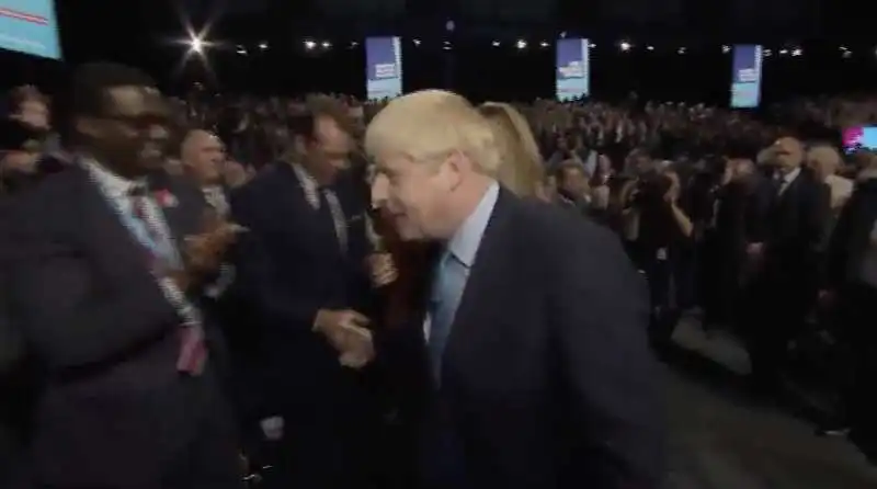 boris johnson stringe solo mani ai bianchi 2