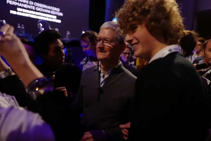 caccia al selfie con tim cook 