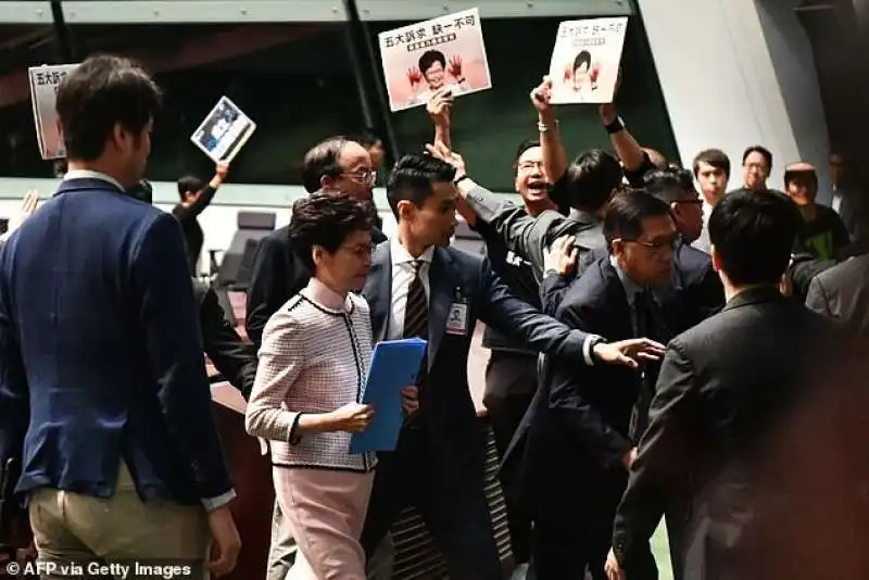 carrie lam costretta ad abbandonare il parlamento di hong kong