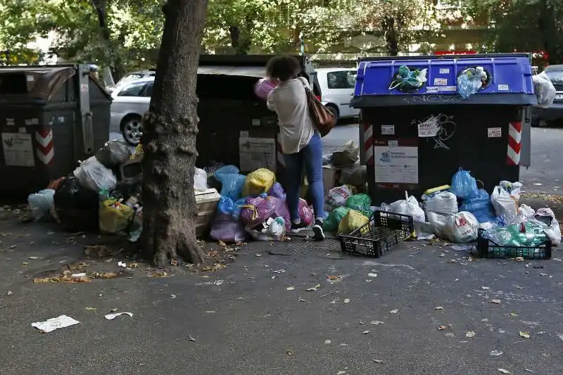 cassonetti ricolmi di rifiuti a roma 11