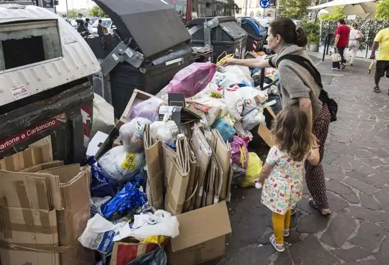 cassonetti ricolmi di rifiuti a roma 2