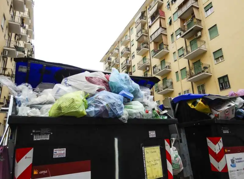 cassonetti ricolmi di rifiuti a roma 34