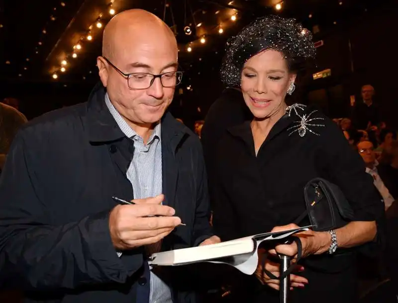 cazzullo autografa il libro a marisela federici  foto di bacco