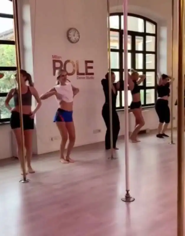 chiara ferragni fa pole dance 10