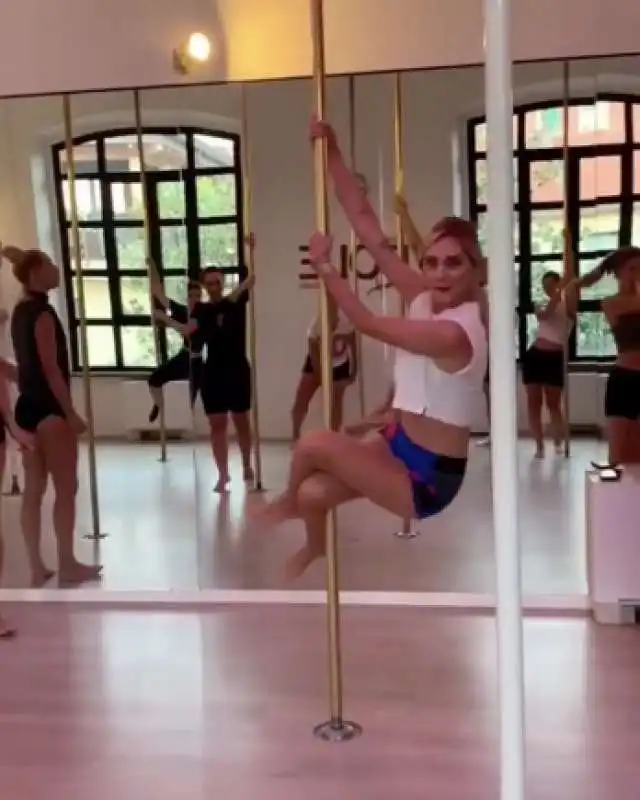 chiara ferragni fa pole dance 2