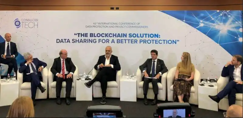 davide casaleggio e massimo d alema parlano di privacy e blockchain a tirana