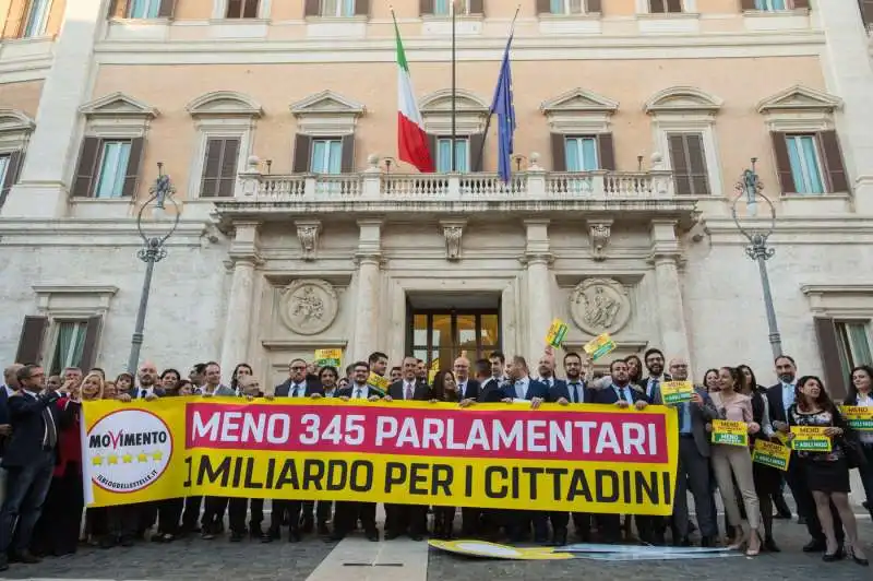 flash mob m5s per il taglio dei parlamentari 1