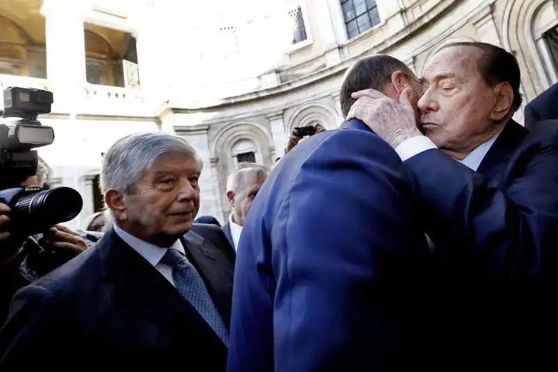 funerali di paolo bonaiuti   incontro tra silvio berlusconi e angelino alfano 11