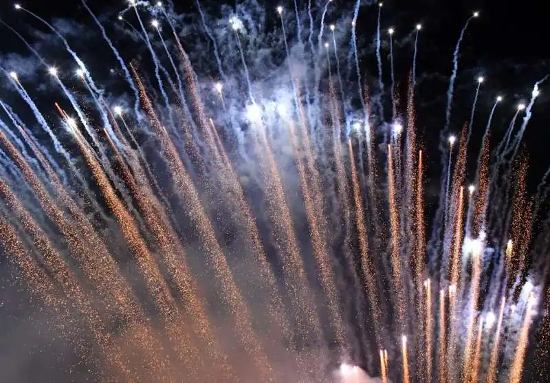 fuochi d artificio per festeggiare i 100 anni del circolo canottieri roma  (5)