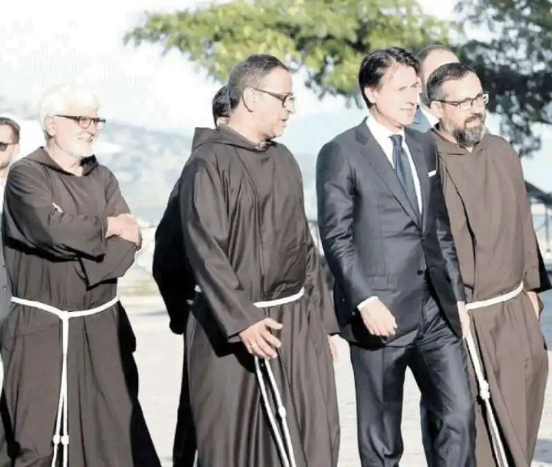 giuseppe conte con i frati a san giovanni rotondo