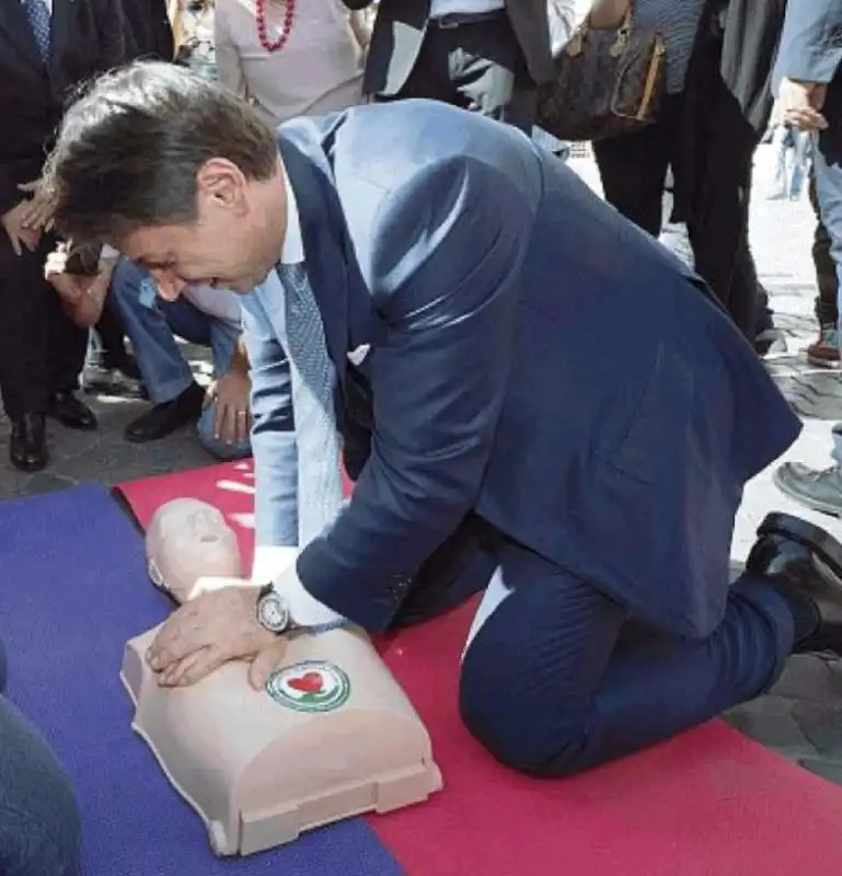 GIUSEPPE CONTE E IL MASSAGGIO CARDIACO