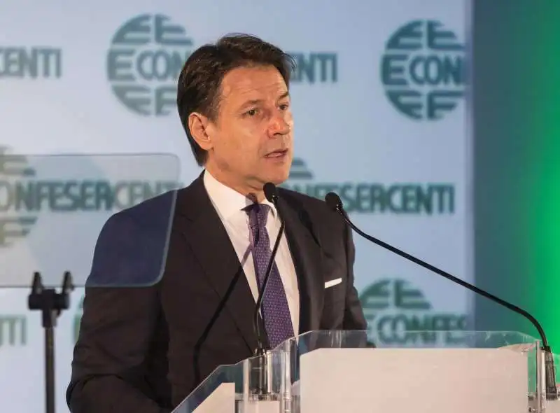 giuseppe  conte in prima fila all assemblea di confesercenti