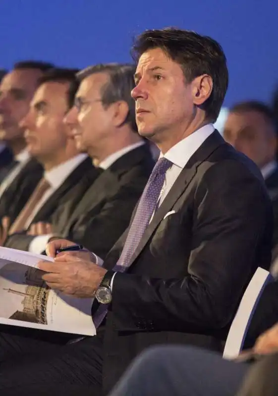 giuseppe conte in prima fila all assemblea di confesercenti