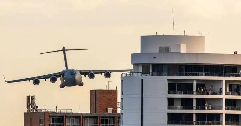 gli aerei della australian air force sfiorano i grattacieli 7