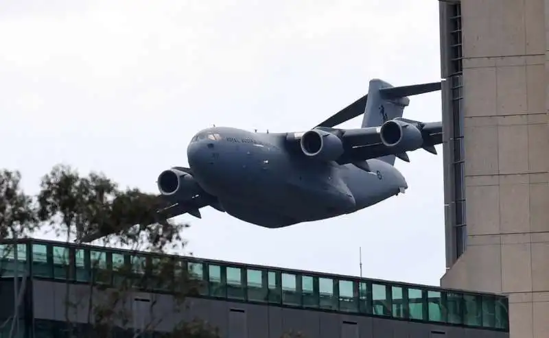 gli aerei della australian air force sfiorano i grattacieli 9