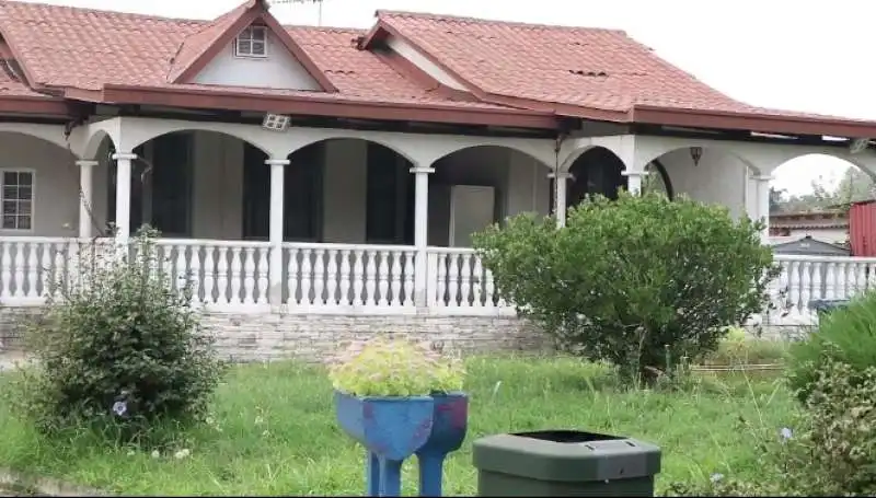 il campo rom illegale di via cusago a milano  4