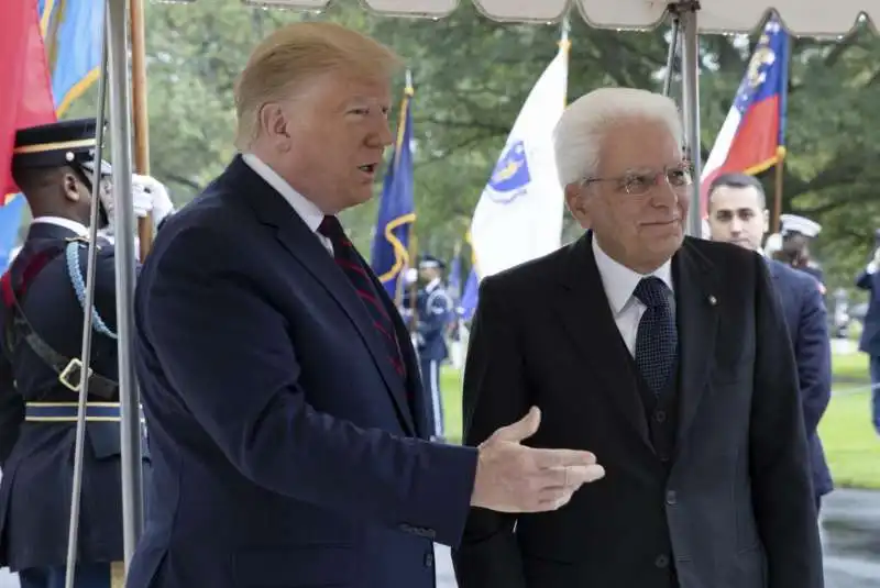 il photobomb di luigi di maio dietro mattarella e trump