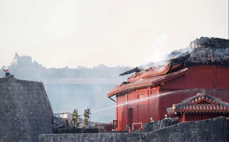 incendio al castello shuri di okinawa 11