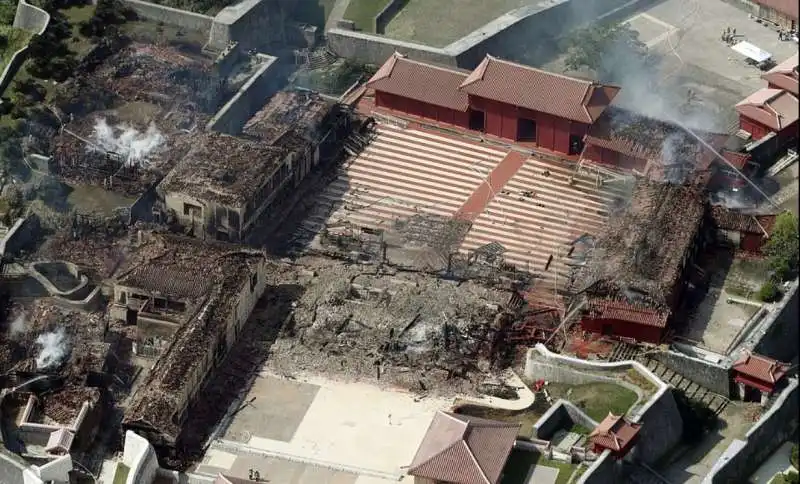 incendio al castello shuri di okinawa 2