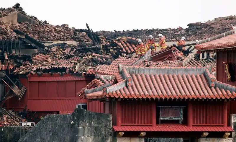 incendio al castello shuri di okinawa 20