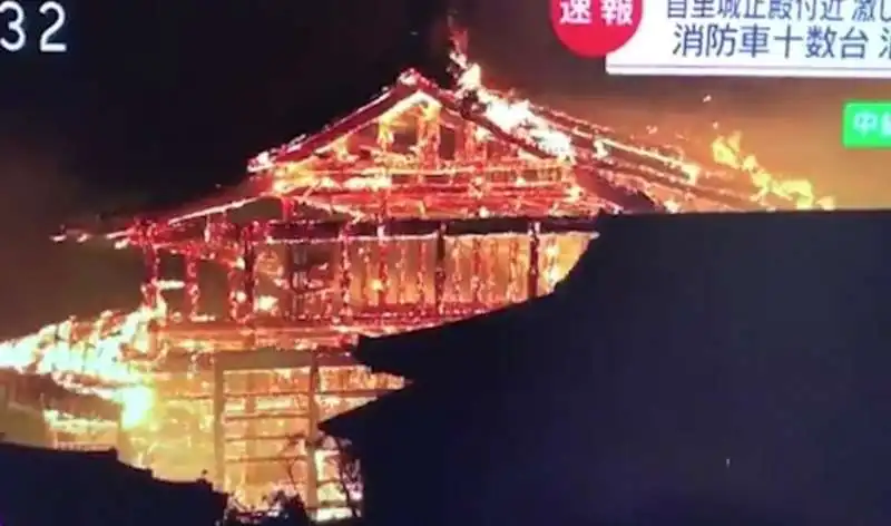 incendio al castello shuri di okinawa 25